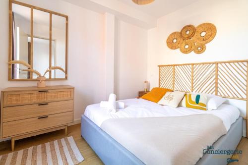 - une chambre avec un lit avec un miroir et une commode dans l'établissement Charles - Hypercentre -St Sernin - Métro, à Toulouse