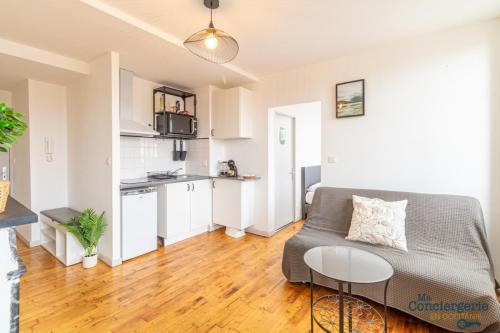 un salon avec un canapé et une table dans l'établissement Parga 41 - 500 mètres du Capitole - Hypercentre Tlse, à Toulouse