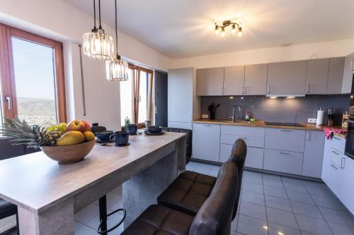 Dapur atau dapur kecil di Mosel Lounge Pool Table Football Table Garden Terrace
