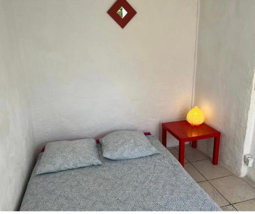 Un dormitorio con una cama y una mesa con una lámpara. en Bienvenue chez vous, en Marsella