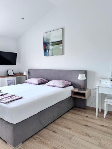 Ένα ή περισσότερα κρεβάτια σε δωμάτιο στο Panorama House