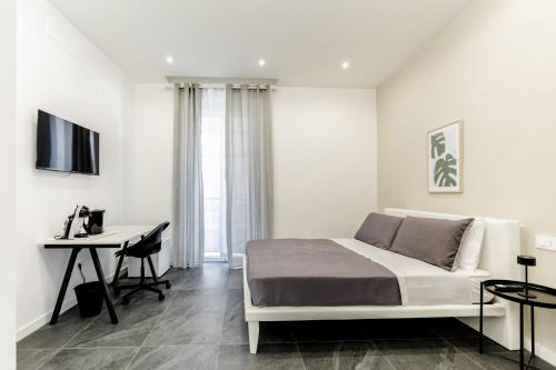 a bedroom with a bed and a desk and a computer at Marenda - B&B in Bari