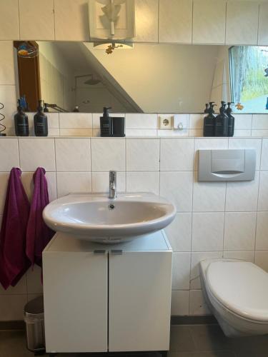 Koupelna v ubytování Einzelbettzimmer mit Flachbild TV und Küche bei Hamburg City und Airport