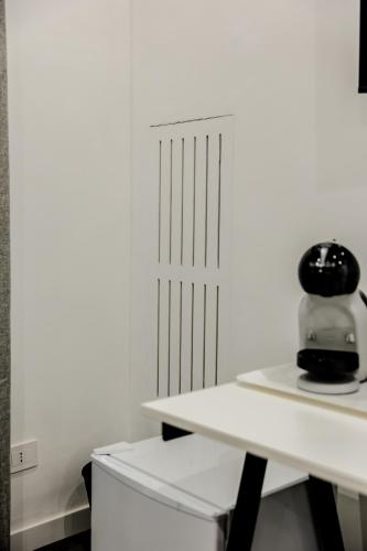 a white room with a white table and a chair at Marenda - B&B in Bari