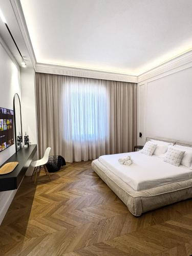 レッジョ・ディ・カラブリアにあるMareviglioso roomsの大きなベッドと机のある寝室