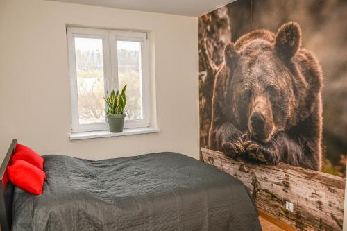 una camera da letto con la foto di un orso appesa al muro di Sękowa Ostoja 
