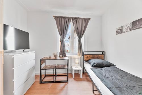 a bedroom with a bed and a desk and a window at ZF02 Monteurzimmer Stuttgart - Platz für bis zu 20 Personen im Haus - Mehr Apartments und Zimmer verfügbar LS-CrewComfort in Stuttgart