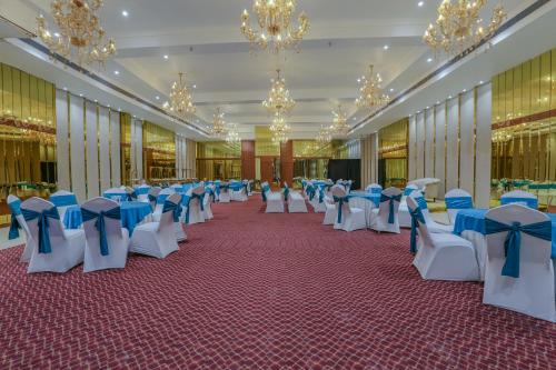 a row of chairs and tables in a banquet hall at Aceotel Select Aria, Bhopal -A Luxury Boutique Hotel in Bhopal