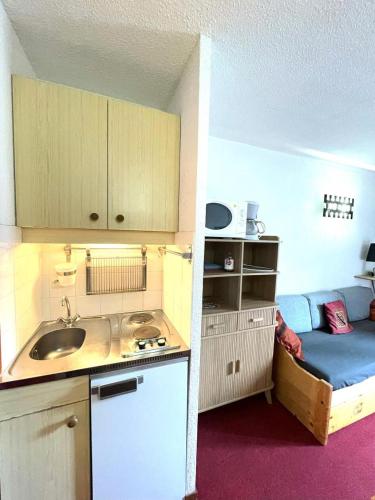 une petite cuisine avec un évier et un canapé dans l'établissement Chalet Club - Studio 17 m² MAE-2994, à Modane