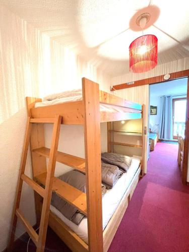 une chambre avec deux lits superposés dans l'établissement Chalet Club - Studio 17 m² MAE-2994, à Modane