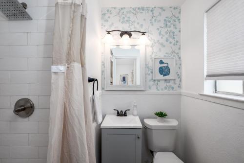 Koupelna v ubytování Arlington Retreat Near Stadiums and Six Flags