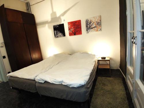 Spacious aptmt close to Pl Universidad and Pl Catalunya, 2,5 bedrooms, balcony, heating, elevator Min 31 nights