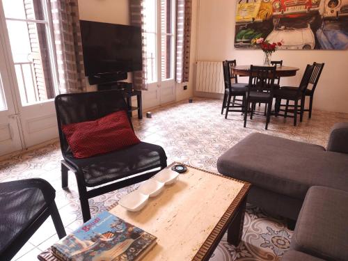 Spacious aptmt close to Pl Universidad and Pl Catalunya, 2,5 bedrooms, balcony, heating, elevator Min 31 nights