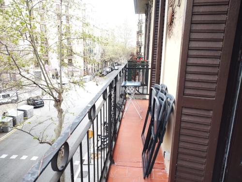 Spacious aptmt close to Pl Universidad and Pl Catalunya, 2,5 bedrooms, balcony, heating, elevator Min 31 nights