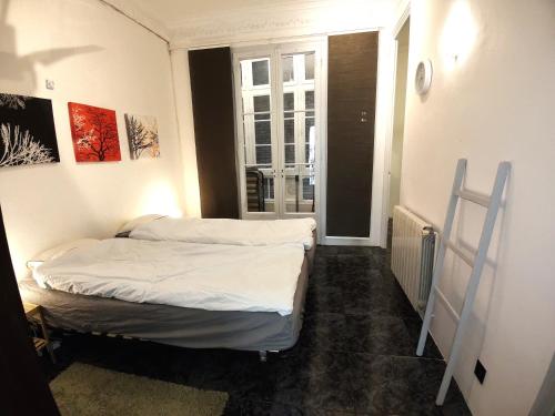 Spacious aptmt close to Pl Universidad and Pl Catalunya, 2,5 bedrooms, balcony, heating, elevator Min 31 nights