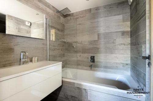 Ванная комната в Résidence Canyon Lodge - Chalet d'exception à Courchevel Moriond MAE-8904