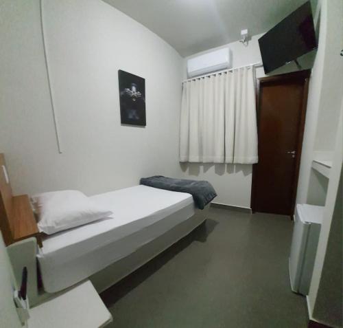 Una cama o camas en una habitación de Emas hotel