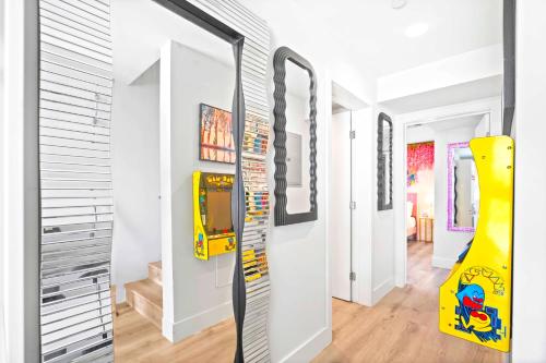 a room with a claw machine in the wall at H- Fab Family 5BD 4,5BA NoHo Escape Near Universal with Games, Deck, Parking in North Hollywood
