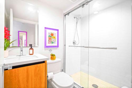 a bathroom with a shower and a toilet and a sink at H- Fab Family 5BD 4,5BA NoHo Escape Near Universal with Games, Deck, Parking in North Hollywood