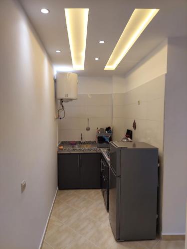 a room with a kitchen with a counter and a sink at Arizona Hotel in Martil
