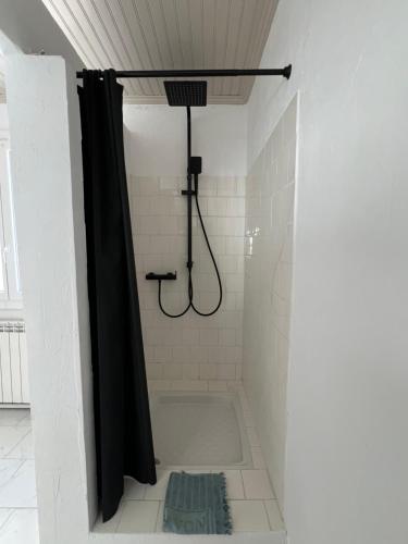 Salle de bains dans l'établissement Maison Provençale avec piscine