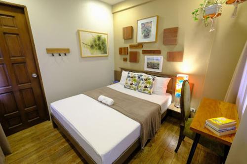 a small room with a bed and a table at The Weekend Farmer in Alfonso