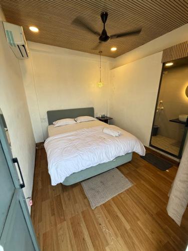 a bedroom with a bed with a ceiling fan at Hotel Shahjahan in Agra