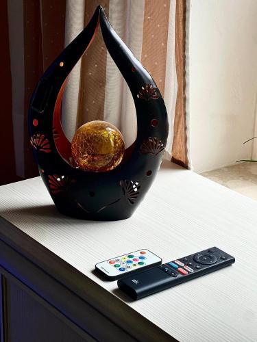 a vase sitting on top of a table with a remote control at Ferienwohnung Gänseblümchen in Feistritz an der Gail
