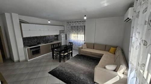 KashariにあるMetropol Apartamentのソファとテーブルのあるリビングルーム