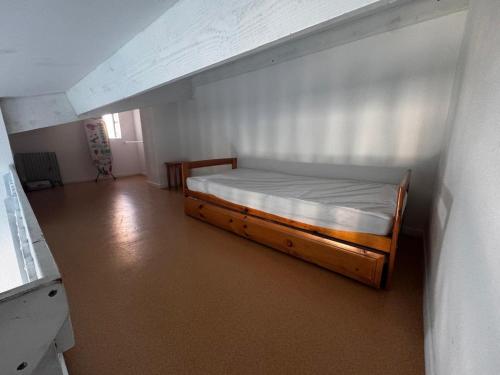 une chambre avec un lit dans une pièce dans l'établissement Tout cosy à 200 m de la plage, à Argelès-sur-Mer