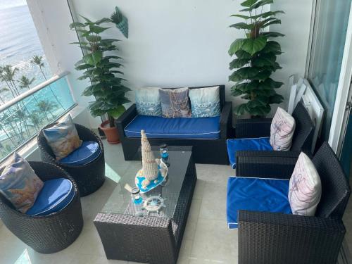 Χώρος καθιστικού στο Beachfront Three Bedroom apt with Jacuzzi