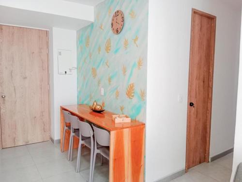 a dining room with a table and chairs at Apartamento cerca el mar sunset 47 in Cartagena de Indias