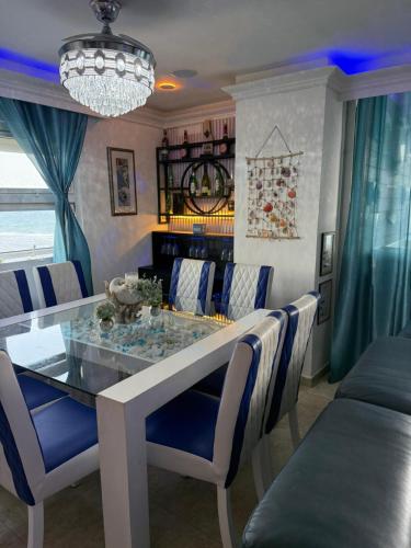 Χώρος καθιστικού στο Beachfront Three Bedroom apt with Jacuzzi