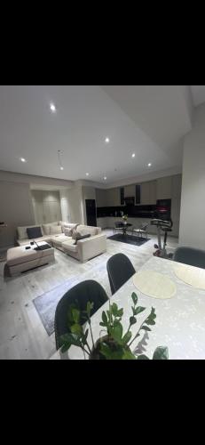 un soggiorno con tavolo, sedie e pianoforte di Boulvard Residence a Baku