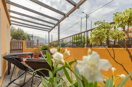 Balkón nebo terasa v ubytování Scenic Home with Panoramic Sea & Mountain Views in São Vicente