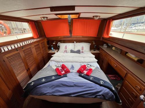 a small bed in the back of a boat at Seewolf in Cuxhaven