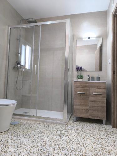 Un baño con ducha, inodoro y lavabo. en Casacasini 1A, en Málaga
