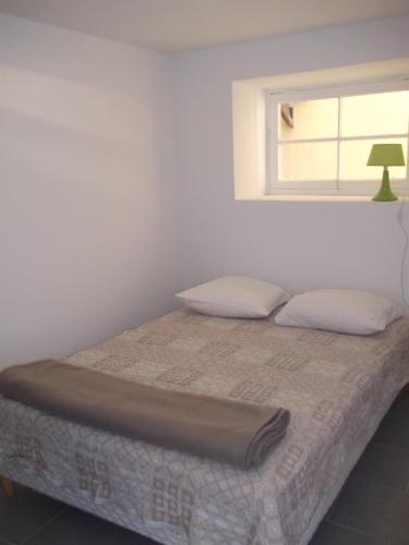 マントンにあるSquare Victoriaの窓付きの白い部屋のベッド1台