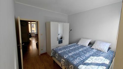 une chambre avec un lit et une porte donnant sur un couloir dans l'établissement Suite Diamant - Chic & Lumineux, à Bruxelles