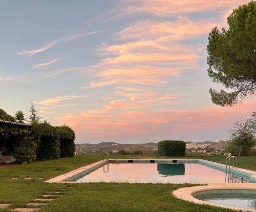 a swimming pool in the yard of a house at Monte CHORA CASCAS in Montemor-o-Novo