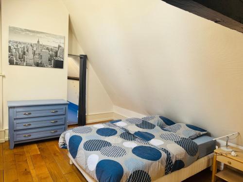 a bedroom with a bed and a dresser at Meublé au coeur de la cité Vauban in Gravelines