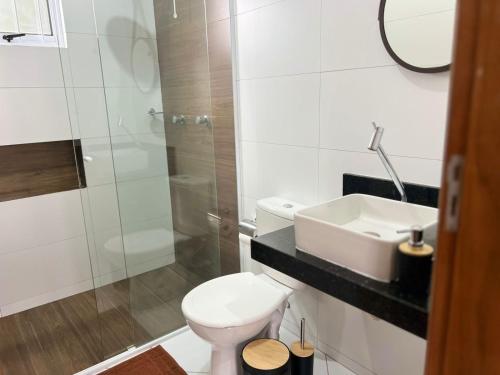 Un baño con inodoro, lavabo y ducha. en Conforto a 8min da Canção Nova com Garagem, en Cachoeira Paulista