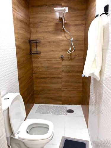 3 quartos a 400m do metro Ana Rosa في ساو باولو: حمام صغير مع مرحاض ودش