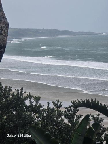 - Vistas al océano desde la playa en Homestay, 