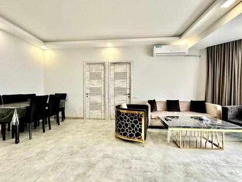 a living room with a couch and a table at Jaukaus pobuvio Oaze in VNO
