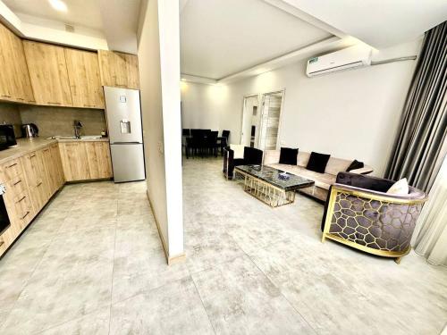 a living room with a couch and a kitchen at Jaukaus pobuvio Oaze in VNO