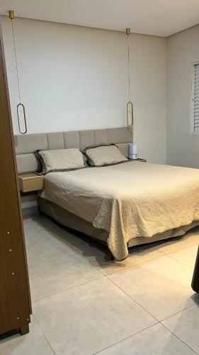 a bedroom with a large bed in a room at Apartamento Inteiro em Piumhi Conforto no Centro in Piumhi