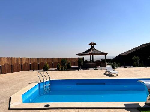 Bazén v ubytování منتجع كفريا السياحي-عجلون Kufraya Resort-Ajloun nebo v jeho okolí