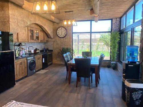Kuchyň nebo kuchyňský kout v ubytování منتجع كفريا السياحي-عجلون Kufraya Resort-Ajloun