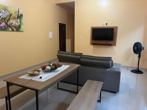 una sala de estar con un sofá y una mesa en Espaço Dona Deja, en Bom Jesus da Lapa